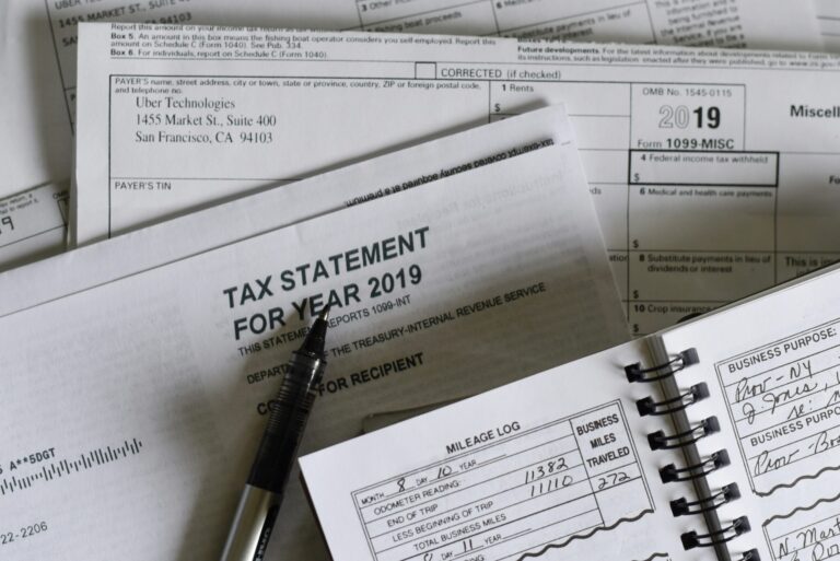 découvrez tout ce qu'il faut savoir sur les taxes : définition, types, modalités de paiement, et conseils pour optimiser votre fiscalité.