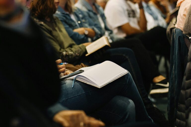 découvrez nos formations spécialisées pour améliorer vos compétences avec des formations en ligne et des formations en présentiel.