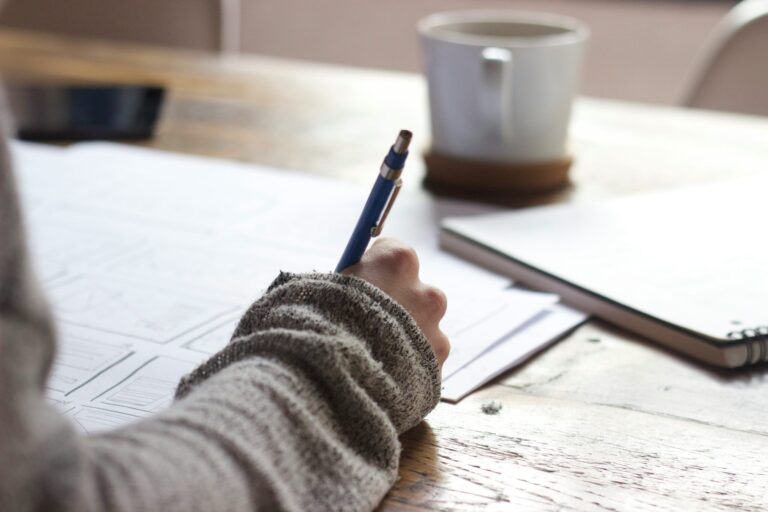 le marketing relationnel est une stratégie axée sur l'établissement et le maintien de relations durables avec les clients, permettant de renforcer la fidélité et la satisfaction.